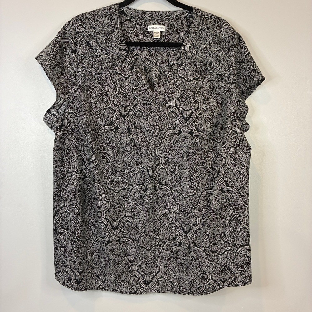 Croft & Barrow 2X V-Neck Black with‎ White Paisley Print Lightweight